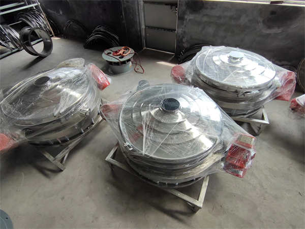 4臺1200不銹鋼直排篩發(fā)貨， 加裝超聲波系統(tǒng)，篩分精度高，產(chǎn)量大， 能耗低，全封閉，無粉塵，特制電機。