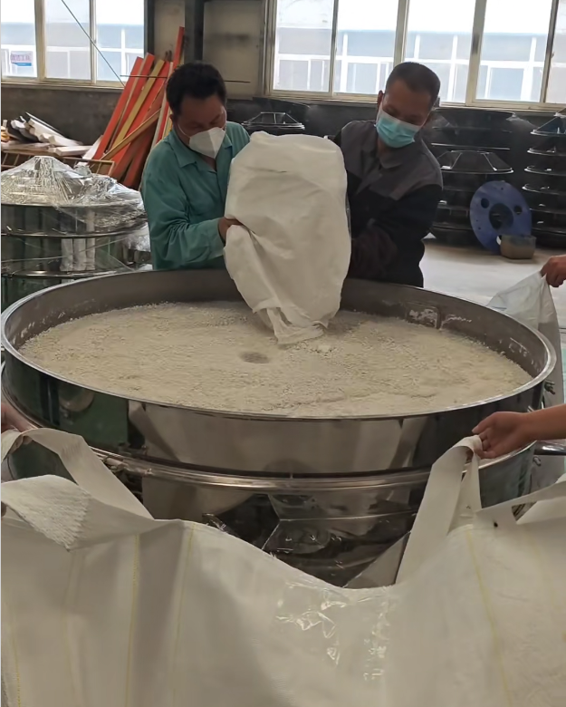 客戶帶料來廠試機(jī)，1500振動篩＋2套超聲波系統(tǒng)，不堵網(wǎng)、產(chǎn)量大、精度高，效果非常好！